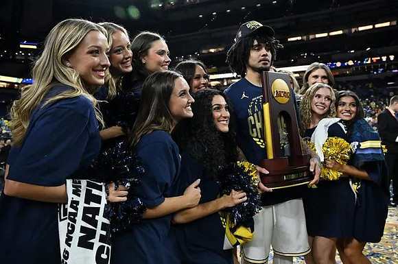 Elliot Cadeau (3) and National Championship Trophy