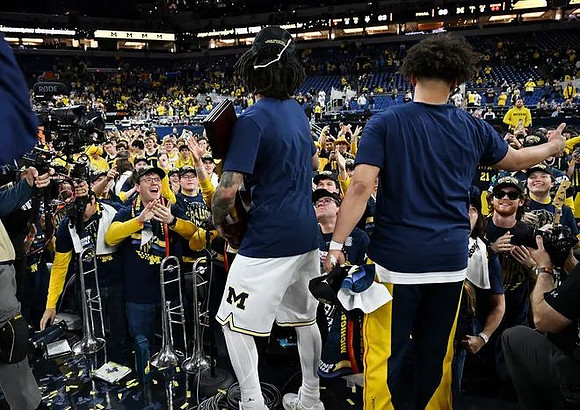 Elliot Cadeau (3), Howard Eisley Jr. (7), and National Championship Trophy