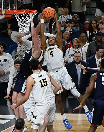 Aday Mara (15) and Nimari Burnett (4)