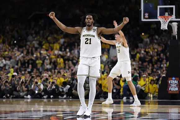 Morez Johnson Jr. (21) and Aday Mara (15)