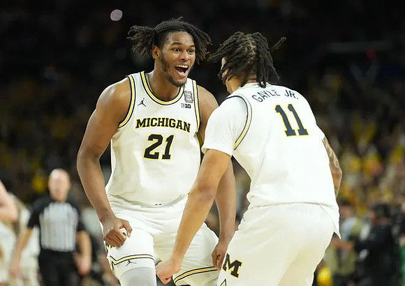 Morez Johnson Jr. (21) and Roddy Gayle Jr. (11)