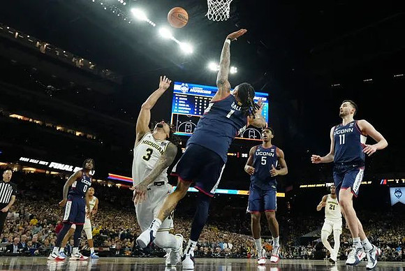 Nimari Burnett (4), Elliot Cadeau (3), and Morez Johnson Jr. (21)