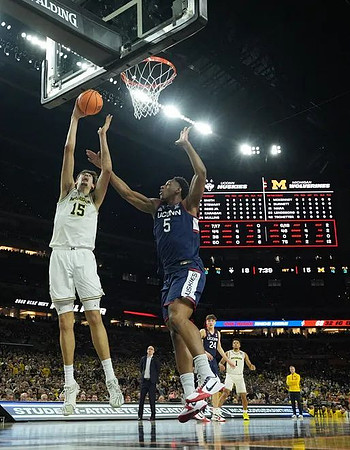 Aday Mara (15) and Trey McKenney (1)