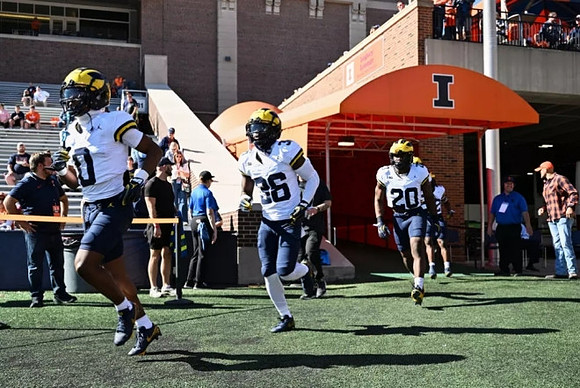 Josaiah Stewart (0), Keshaun Harris (36), and Kalel Mullings (20)