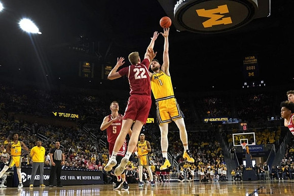 Kobe Bufkin (2), Juwan Howard, Dug McDaniel (0), and Hunter Dickinson (1)