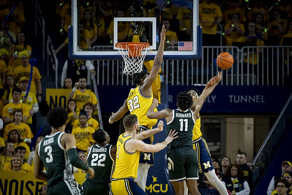 Hunter Dickinson (1), Tarris Reed Jr. (32), and Kobe Bufkin (2)