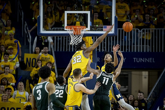 Hunter Dickinson (1), Tarris Reed Jr. (32), and Kobe Bufkin (2)