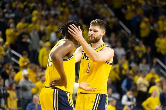 Tarris Reed Jr. (32) and Hunter Dickinson (1)
