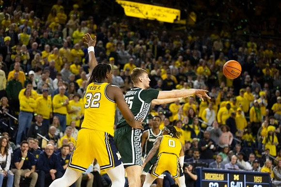 Tarris Reed Jr. (32) and Dug McDaniel (0)