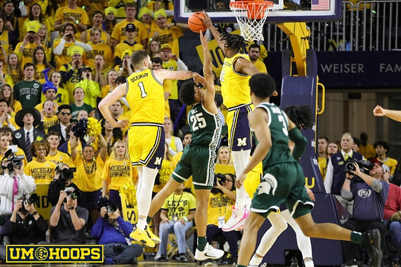 Hunter Dickinson (1) and Tarris Reed Jr. (32)