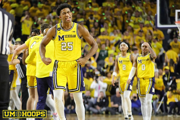 Jace Howard (25) and Michigan Team