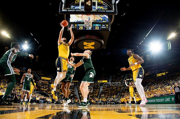 Hunter Dickinson (1) and Tarris Reed Jr. (32)