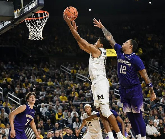 Rubin Jones (15) and Nimari Burnett (4)