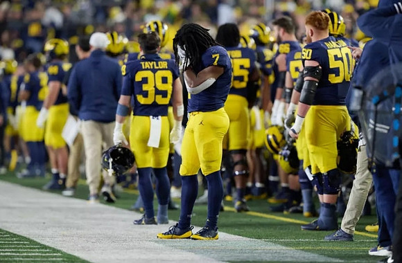Donovan Edwards (7) and Michigan Team