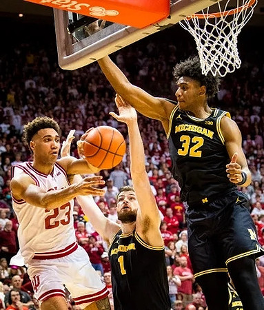 Hunter Dickinson (1) and Tarris Reed Jr. (32)
