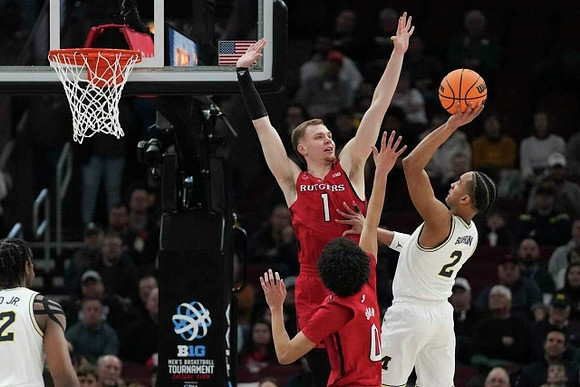 Tarris Reed Jr. (32) and Kobe Bufkin (2)