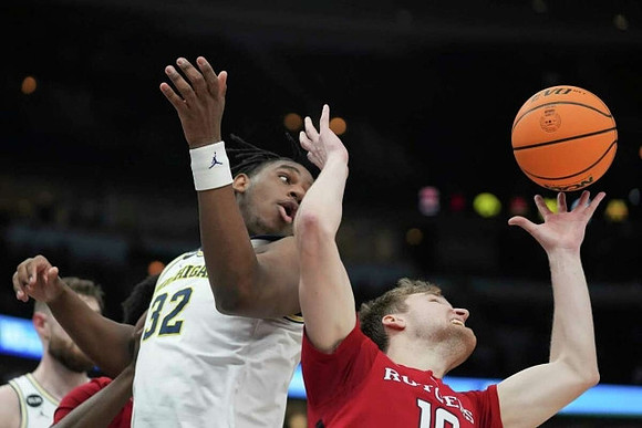 Hunter Dickinson (1) and Tarris Reed Jr. (32)