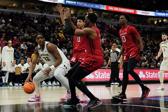 Tarris Reed Jr. (32) and Hunter Dickinson (1)