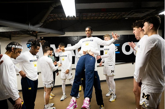 Tarris Reed Jr. (32) and Michigan Team