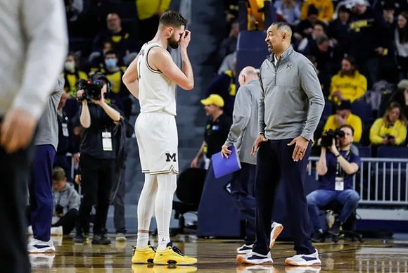 Hunter Dickinson (1) and Juwan Howard