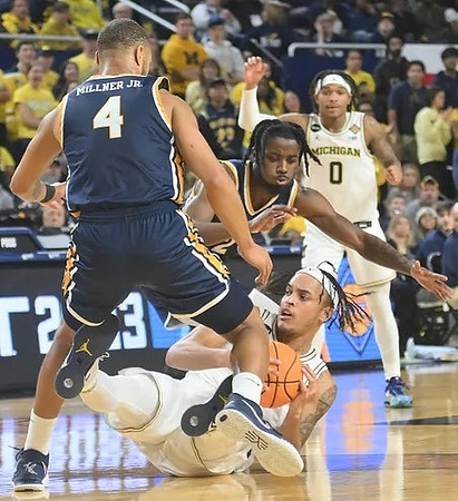 Terrance Williams II (5) and Dug McDaniel (0)