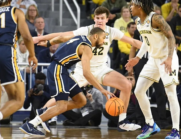 Will Tschetter (42) and Dug McDaniel (0)
