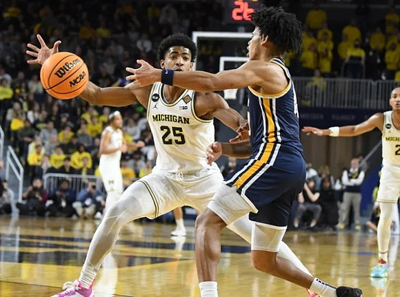 Jace Howard (25) and Kobe Bufkin (2)