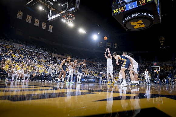 Hunter Dickinson (1) and Michigan Team
