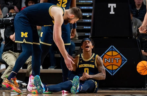 Tarris Reed Jr. (32), Hunter Dickinson (1), and Dug McDaniel (0)