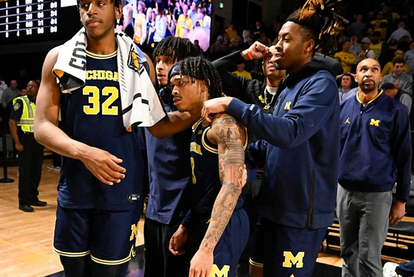Dug McDaniel (0) and Michigan Team