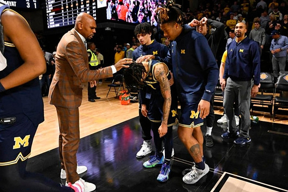 Vanderbilt Head Coach Jerry Stackhouse, Dug McDaniel (0), and Michigan Team