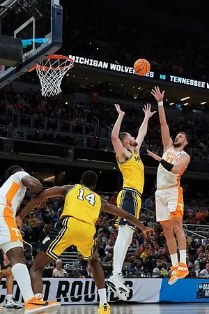 Moussa Diabate (14) and Hunter Dickinson (1)