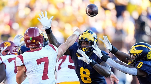 Derrick Moore (8) and Josaiah Stewart (0)