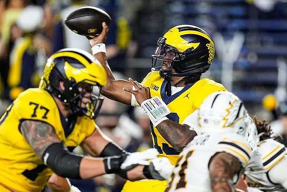Blake Frazier (77) and Bryce Underwood (19)