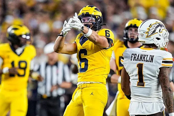 JJ Buchanan (6) and Bryce Underwood (19)