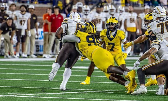 Bobby Kanka (99) and Chris Bracy (7)