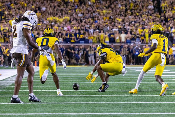 Jyaire Hill (0), Troy Bowles (18), and Rod Moore (1)
