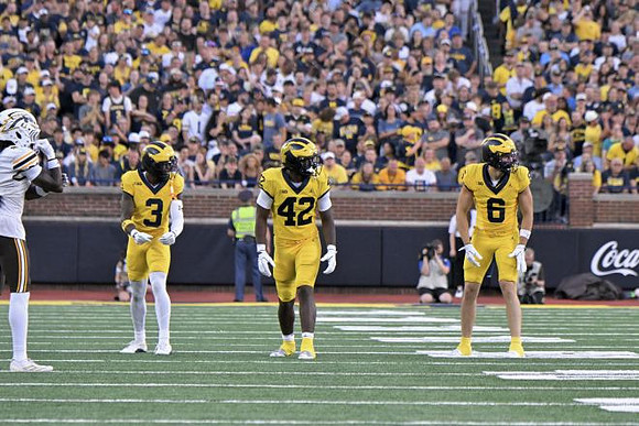 Andrew Marsh (3), Jalen Hoffman (42), and JJ Buchanan (6)