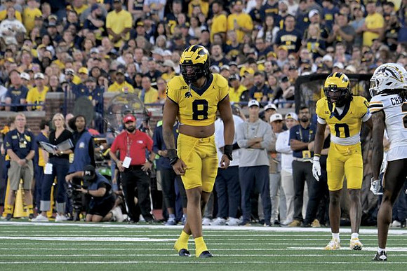 Dom Nichols (8) and Jyaire Hill (0)