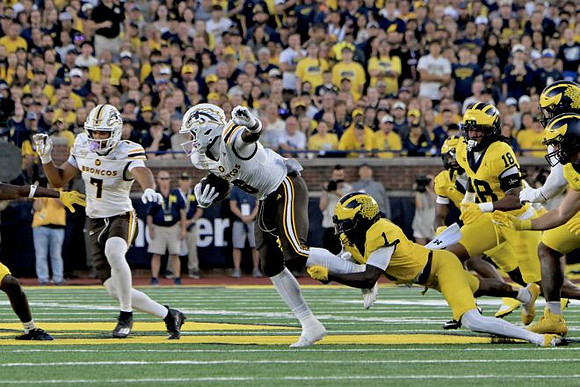 Rod Moore (1) and Troy Bowles (18)