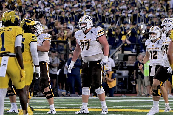 Rod Moore (1) and Trey Pierce (95)