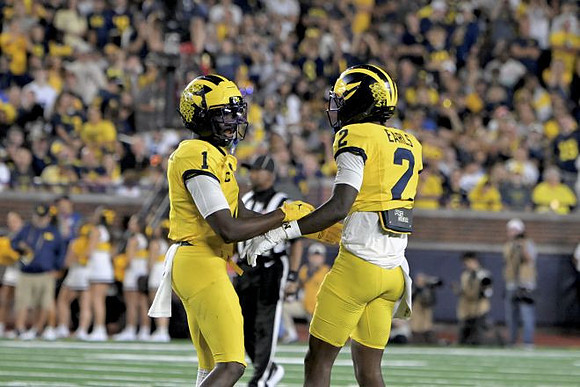 Rod Moore (1) and Shamari Earls (2)