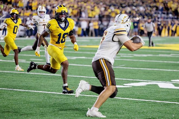 Jyaire Hill (0) and Troy Bowles (18)