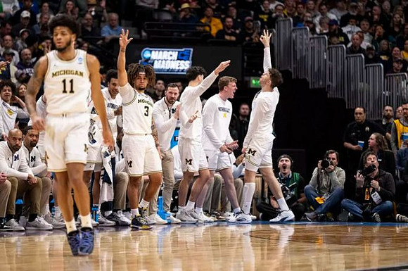 Roddy Gayle Jr. (11) and Michigan Team
