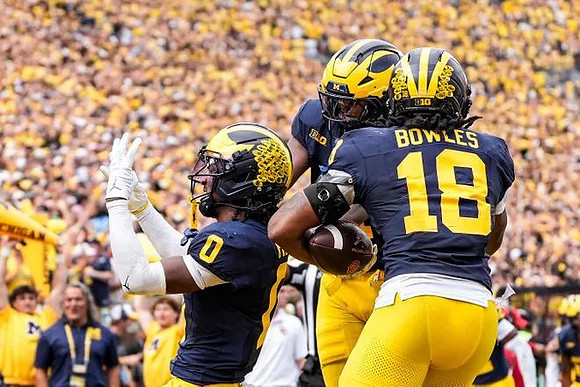 Jyaire Hill (0) and Troy Bowles (18)