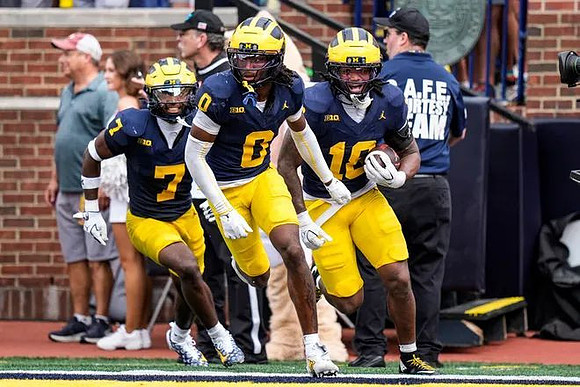 Chris Bracy (7), Jyaire Hill (0), and Zeke Berry (10)