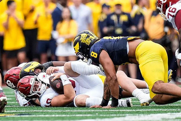 Dom Nichols (8) and John Henry Daley (90)