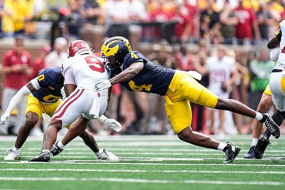 Jyaire Hill (0) and Chase Taylor (4)
