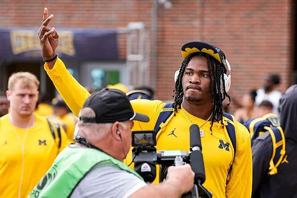 Bryce Underwood (19) and Michigan Team