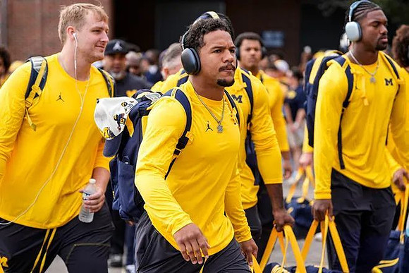 Jordan Marshall (23) and Michigan Team